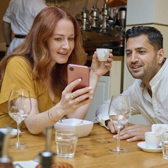 man-en-vrouw-in-restaurant