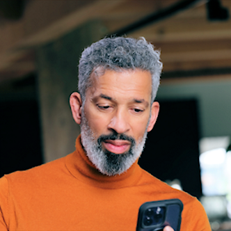 man-kijkt-op-smartphone
