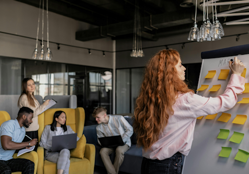 Afbeelding whiteboard met memoblaadjes