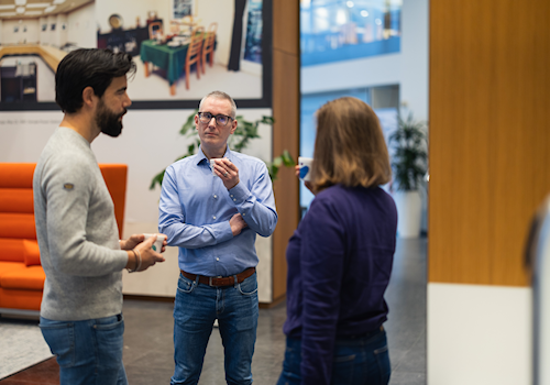 Afbeelding 3 personen praten zakelijk