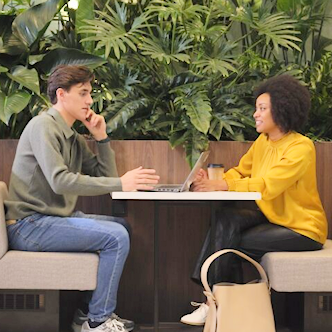 man en vrouw praten bij laptop