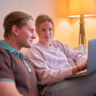 jong-stel-op-de-bank-met-laptop