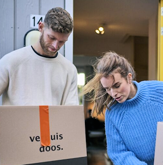 man-en-vrouw-met-verhuisdozen