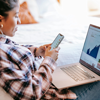 Jonge vrouw met telefoon en laptop