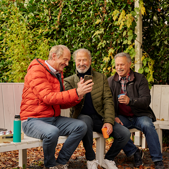 op-de-bank-met-telefoons