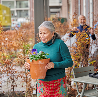 mevrouw met oranje bloempot