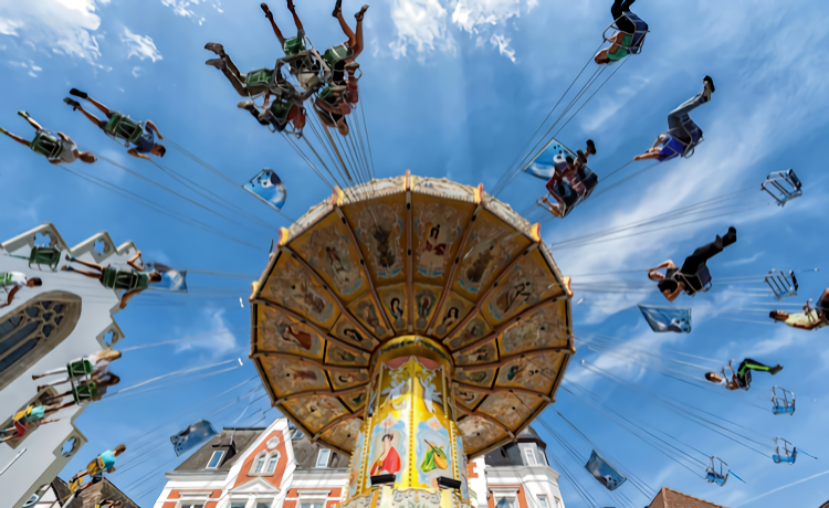 afbeelding carrousel en blauwe lucht