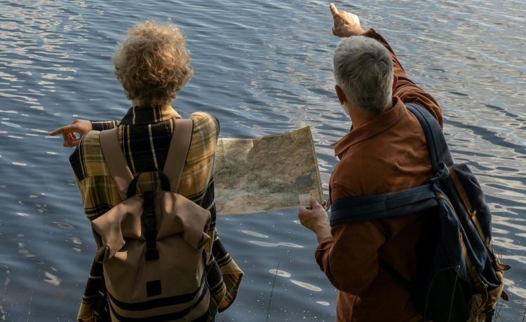 2 mensen kijken naar het water